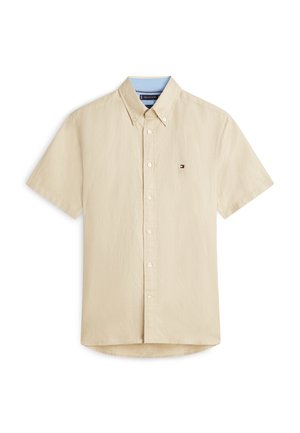 Beige overhemd met korte mouwen, knopen, een kraag, een klein logo op de borst en een lichtblauwe voering aan de binnenkant van de kraag.