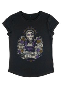 Černé tričko s kulatým výstřihem, na kterém je barevný potisk kostlivce v purpurových šatech s květinovými akcenty a nápisem "Mama ví nejlépe."