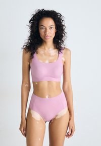 Light pink sports bra and high-waisted underwear set, smooth texture, stretchy material, wide straps, and a minimalist design.