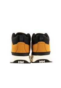 Sneaker marroni e neri con colletto imbottito, tomaia in pelle texture, suola in gomma e dettagli bianchi con logo sul tallone.