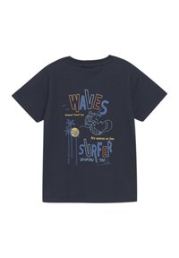 Námořnicky modré bavlněné tričko s grafikou na surfování. Text obsahuje "VLNY," "SURFAŘ" a ilustrace surfaře a palem.