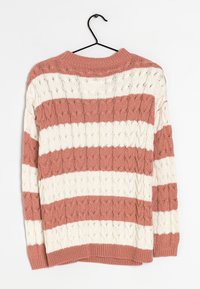 Strickpullover mit rundem Ausschnitt, der abwechselnd breite Streifen in Blush-Rosa und Creme zeigt und ein strukturiertes Zopfmuster präsentiert.