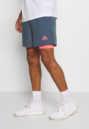 Herre atletikshorts i mørkeblå med lyserøde detaljer, lavet af letvægtsmateriale. Har sidelommer og en behagelig pasform.