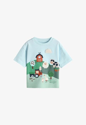 Svijetloplava majica kratkih rukava s šarenim vezom farme koja prikazuje životinje, drvo, štalu i traktor na pozadini zelenih brežuljaka.
