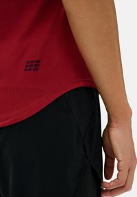 CEP THE RUN SHORT SLEEVE - Basic T-shirt - dark red geometrics