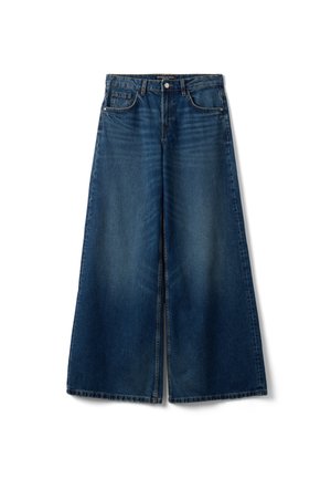 Jean denim bleu à jambe large avec cinq poches, passants pour ceinture et fermeture par bouton à la taille, posé à plat sur un fond blanc.