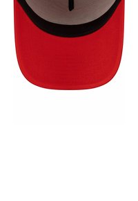 Rote Mütze mit einem gebogenen Schirm und schwarzer Unterseite. Verfügt über einen strukturierten Stoff und ein zentrales Belüftungsloch. Das Innenfutter ist grau.
