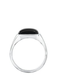 Anello in argento con una pietra nera rotonda e liscia. La fascia è elegante con un design aperto, che mette in risalto la pietra prominente.