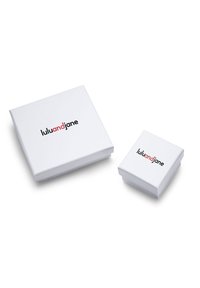 Hvide æsker med en glat overflade, en større og en mindre, med logoet "lulujandjane" i fed rød og sort tekst.