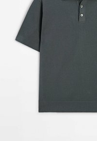 Polo shirt grigio scuro realizzato in tessuto a costine, con colletto, maniche corte e chiusura a tre bottoni con bottoni a contrasto.