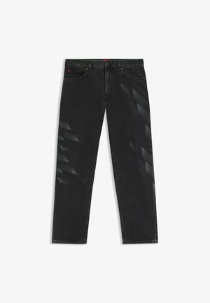 Schwarze Jeans aus Denim mit geradem Schnitt, versehen mit einem verblassten geometrischen Muster an den Beinen und einem kontrastierenden roten Etikett am Bund.