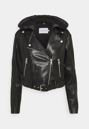 Chaqueta motera negra recortada de cuero sintético con cremallera asimétrica, dos bolsillos con cremallera, amplio cuello con texto "Calvin Klein Jeans" y cintura con cinturón.