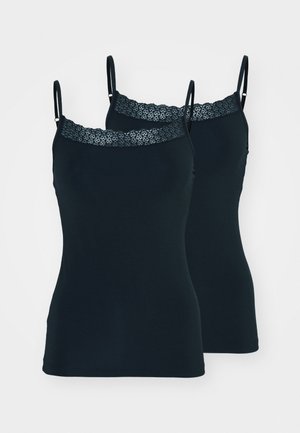 Twee zwarte camisoles met spaghettibandjes en een kantafgewerkte halslijn. Glad materiaal met een aansluitende silhouet en minimale naden.