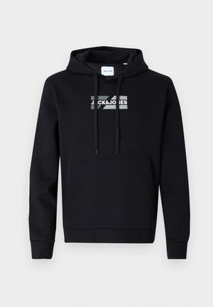 Zwarte hooded sweatshirt van zacht materiaal, met een voorzak in kangoeroestijl en een bedrukte logo op de borst. Lange mouwen met ribgebreide boorden.