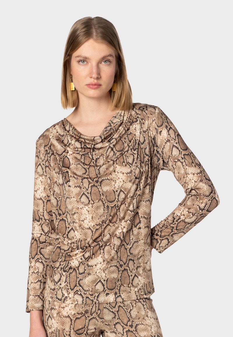 Top a maniche lunghe con scollatura drappeggiata in una stampa rettile con tonalità di marrone e beige. Texture liscia. Copertura completa.