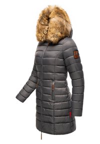 Pelēks pūkains mētelis ar mākslīgās ādas kapuci, ar rāvējslēdzēju kabatām un ādas akcentiem, kā arī vertikālu quilted tekstūru.