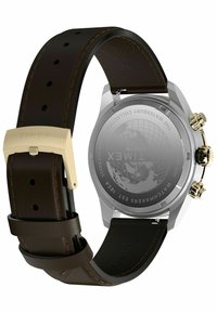 Bracelet de montre en cuir marron avec fermoir plaqué or, boîtier en acier inoxydable, et fond de boîtier gravé avec un design de carte du monde.