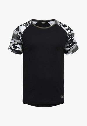 Tricou negru cu mâneci scurte gri cu model camuflaj, guler rotund și margine dreaptă. Fabricat dintr-un material moale, având o etichetă mică cu logo în partea de jos.