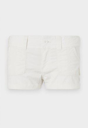 Pantalones cortos blancos de algodón con cierre de botón y cremallera, trabillas para cinturón y bolsillos delanteros, mostrados sobre un fondo blanco liso.