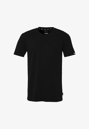 Effen zwart T-shirt met korte mouwen en een ronde hals met een klein Kempa-logo op de linkermouw en aan de binnenkant van de kraag op een witte achtergrond.