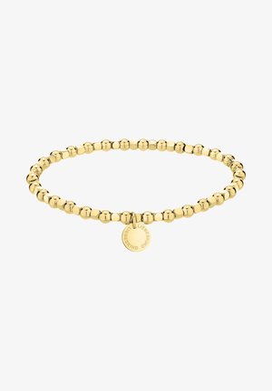 Goldfarbenes elastisches Perlenarmband mit kleinem rundem Anhänger, auf dem das Wort "Liebeskind" eingraviert ist, vor weißem Hintergrund.