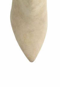 Beige pumps met spitse neus, een glad suède oppervlak, een slank silhouet en een strak, minimalistisch design.