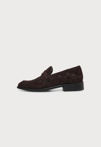 Sélectionné, brown leather suede