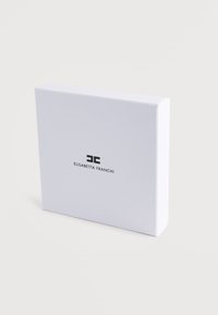 Λευκό ορθογώνιο χαρτόκουτο με μαύρο τυπωμένο λογότυπο που γράφει "ELISABETTA FRANCHI" στην πρόσοψη. Ομαλή, ματ υφή.