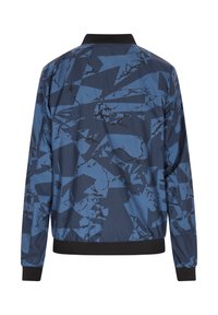 Marineblauwe bomberjack met een abstract geometrisch patroon in donkerdere tinten. Elastische manchetten en zoom zorgen voor structuur; lichtgewicht stof.