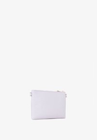 Pochette viola chiaro con zip realizzata in materiale trapuntato testurizzato, caratterizzata da una forma rettangolare piatta e dettagli in metallo color oro.