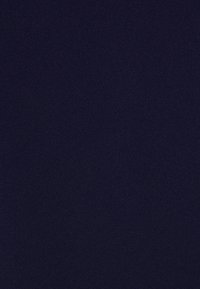 Tissu bleu marine foncé avec une surface légèrement texturée et lisse, présentant une couleur uniforme sans motifs ni accents visibles.