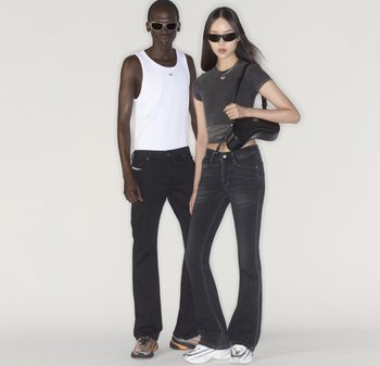 Due modelle indossano occhiali da sole neri, jeans neri aderenti; una con canottiera bianca e scarpe da ginnastica, l'altra con una maglietta nera corta e una borsa a tracolla nera.