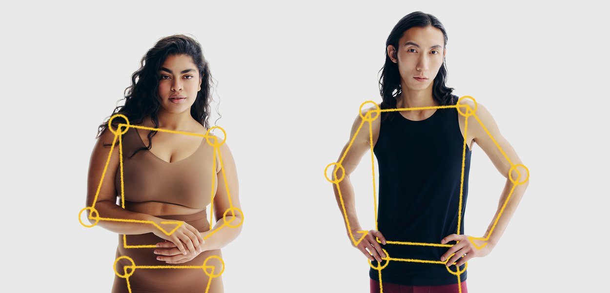 To modeller står side om side: den ene i en brun crop top og shorts, og den andre i en svart tank top og røde bukser, begge med gule kanter.