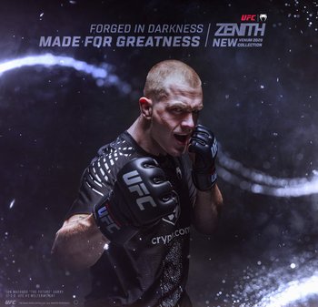 Schwarze MMA-Handschuhe mit "UFC"-Logo, ein eng anliegendes schwarzes Sportshirt mit strukturiertem Muster und ein männlicher Kämpfer in dynamischer Pose vor dunklem Hintergrund.