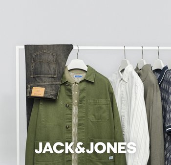 Olivgrüne Jacke mit Taschen, beiges Hemd mit Knöpfen, dunkle Jeans, hellgraues Langarmshirt, gemustertes dunkelblaues Polo auf Bügeln.