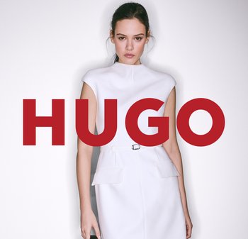 Robe sans manches blanche avec un col montant, dotée de poches avant et d'une taille ceinturée. Texte rouge vif "HUGO" en superposition en arrière-plan.