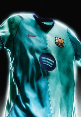 Футболна фланелка на ФК Барселона в тюркоазено и тъмносиньо с логата на Nike и Spotify отпред.