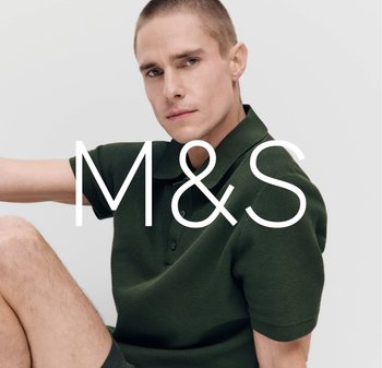 Polo shirt vert foncé avec un design tricoté texturé, doté d'un col et de manches courtes, porté par un mannequin sur un fond neutre.
