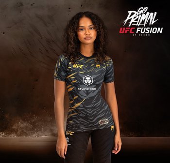 UFC Fusion Kurzarm Rashguard, schwarz und grau mit gelben Akzenten, featuring ein auffälliges Tigerstreifenmuster und Logos auf der Brust und dem Ärmel.