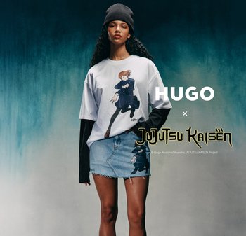 Camiseta blanca con diseño gráfico que presenta un personaje de Jujutsu Kaisen, combinada con una falda vaquera y una camiseta negra de manga larga. Gorro incluido.