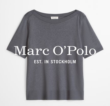 Szara koszulka z krótkim rękawem i okrągłym, prążkowanym dekoltem, ułożona na płasko na białym tle, z metką marki Marc O’Polo wewnątrz kołnierza.