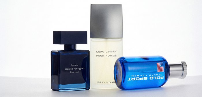 Trois flacons de parfum : Narciso Rodriguez bleu foncé, Issey Miyake L’Eau d’Issey Pour Homme blanc givré et Ralph Lauren Polo Sport bleu.