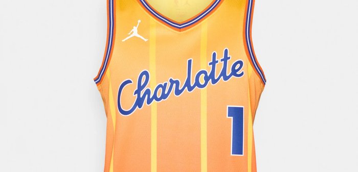 Maillot de basketball orange avec des accents bleus, texture en filet, "Charlotte" en cursive, numéro "1" et un logo Jumpman sur la poitrine.