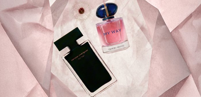 Deux flacons de parfum, l'un noir étiqueté "narciso rodriguez for her," l'autre rose avec un bouchon bleu étiqueté "My Way Giorgio Armani."