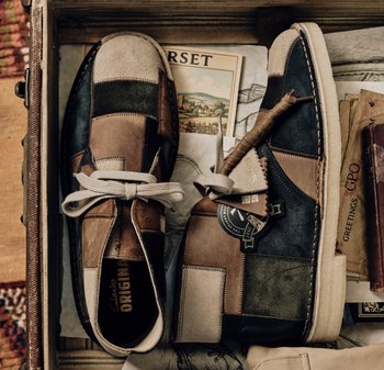 Chaussures pour hommes au design patchwork avec du daim et du cuir en tan, marron, marine et vert. Comprennent des lacets blancs et une semelle en caoutchouc beige.
