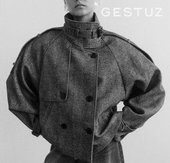 Siva jakna s uzorkom riblje kosti, visokim ovratnikom, prevelikim rukavima, velikim gumbima i kopčama. Dizajnirana s krojem skraćenog kroja.