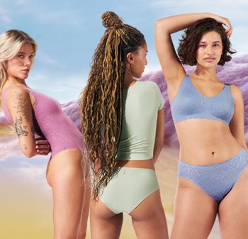 Tre donne mostrano biancheria intima: un bodysuit rosa chiaro, un top e slip verde menta, e un bralette blu con motivi testurizzati.