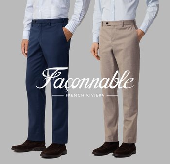 Deux paires de pantalons pour hommes : un bleu marine, un beige clair. Les deux ont une coupe droite avec des poches devant, un tissu lisse et une fermeture à bouton.