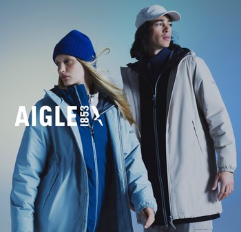 Deux personnes portent des vestes d'extérieur : une doudoune bleu clair et une coque beige. Les deux présentent des zips, des poches et des couleurs contrastées sous les vestes.