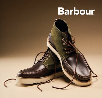 Braune Leder- und grüne Wildleder-Stiefeletten mit cremefarbenen Sohlen, ausgestattet mit kontrastierenden Nähten und klassischem Schnürdesign.